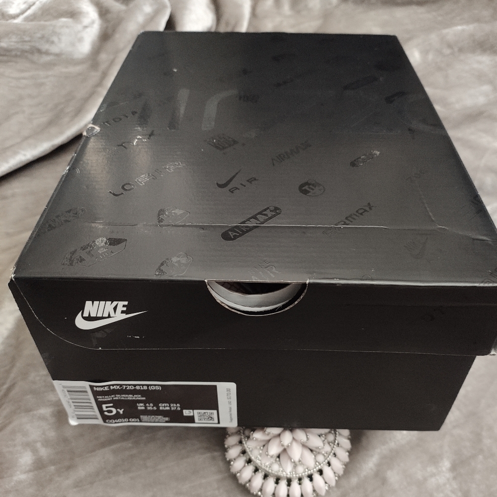 Nike Sneaker - Picture 3 of 7